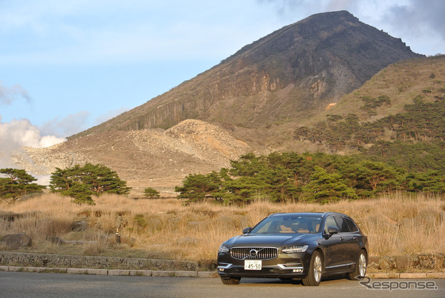 ボルボ V90 D4 インスクリプション。鹿児島-宮崎県境のえびの高原・韓国岳をバックに。