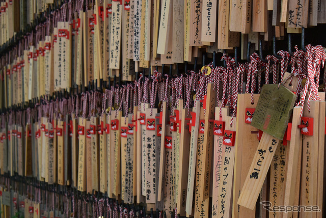 天狗は願いを叶えてくれる。壁面には願い事を書いた御札が山のようにかけられていた。