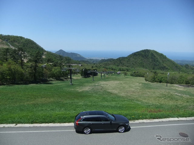 大山山麓から日本海を望む。この日は空気が澄み渡っており、沖合いに隠岐島も見ることができた。