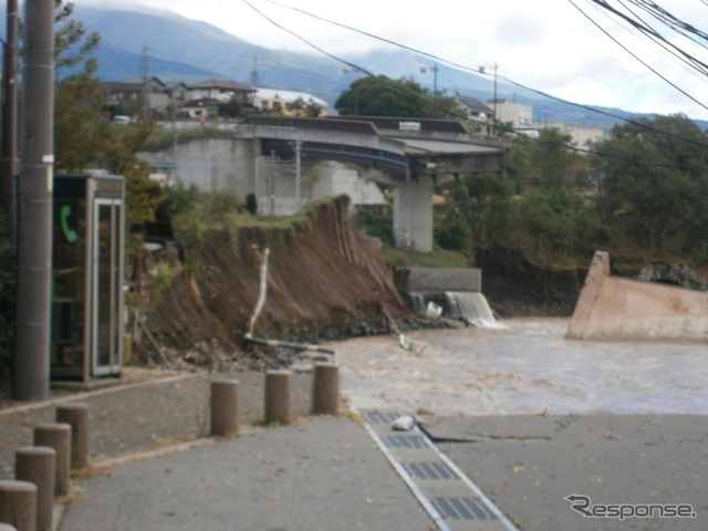 しなの鉄道しなの鉄道線では、東御(とうみ)市内でオーバークロスしている市道田中西海野線(海野バイパス)の橋梁が流出したため、大屋~田中間で運行見合せが続いている。写真は流出現場の様子。