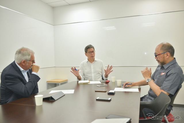 フランチェスコ・ラピザルダ氏(左)五条秀巳さん(ドゥカティ・ジャパン広報、中央)佐川健太郎氏(右)