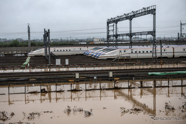 北陸新幹線の車両は、台風19号の影響で全車両の3分の1が被災し運用不能に陥っているが、直通再開後の暫定ダイヤでは、東京～金沢間の『かがやき』『はくたか』の減便が最小限に留められ、その分、東京～長野間の『あさま』が大幅に減便されることになった。写真は浸水した長野新幹線車両センターの北陸新幹線車両。