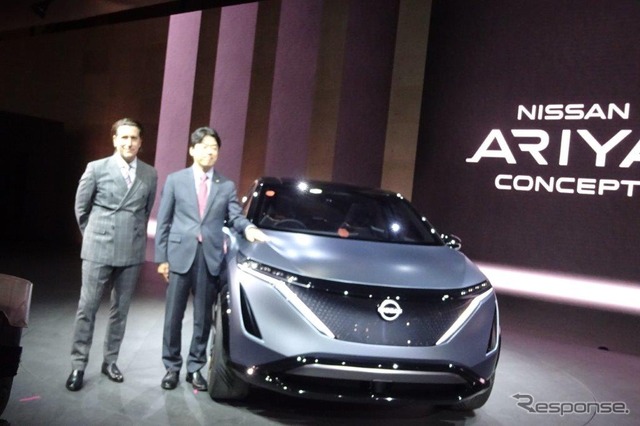 日産アリア・コンセプトと中畔邦雄副社長(右)