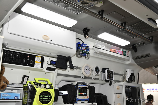 日産パラメディック 電動ストレッチャー、リチウムイオンバッテリー搭載(東京モーターショー2019)