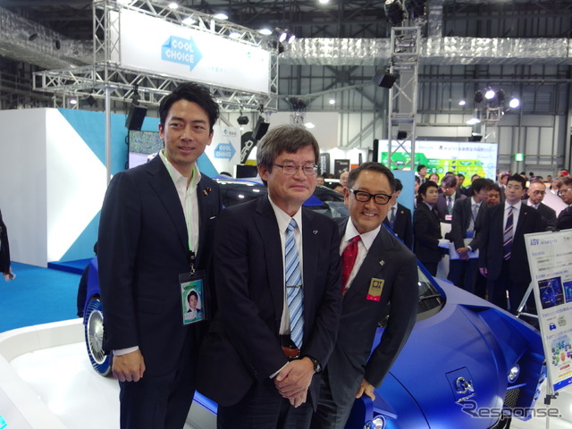 向かって左から小泉環境大臣、環境省AGVの開発をまとめた名古屋大学の天野浩教授（ノーベル物理学賞）、トヨタ自動車の豊田章男社長（東京モーターショー2019）