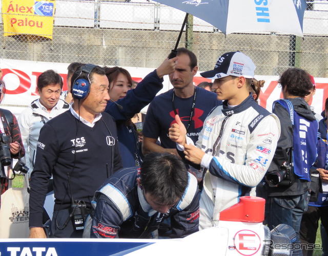 レース前、ポールポジション上で話す#64 パロウ(右)と中嶋悟監督(左)。残念ながらパロウの戴冠は叶わなかった。