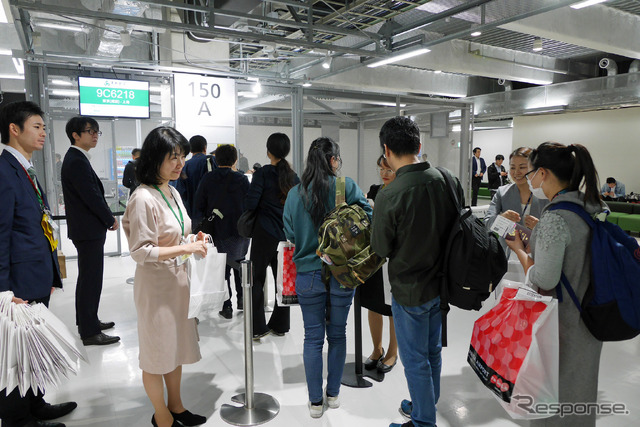 春秋航空の成田発上海行きの初便である9C6217便に搭乗する乗客。一人ひとりに記念品が渡された