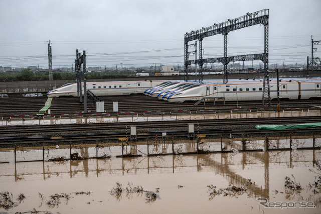 浸水した長野新幹線車両センターの北陸新幹線車両。赤羽大臣は電源設備なども含めて新幹線関連施設の浸水対策を早急に取りまとめるとしている。
