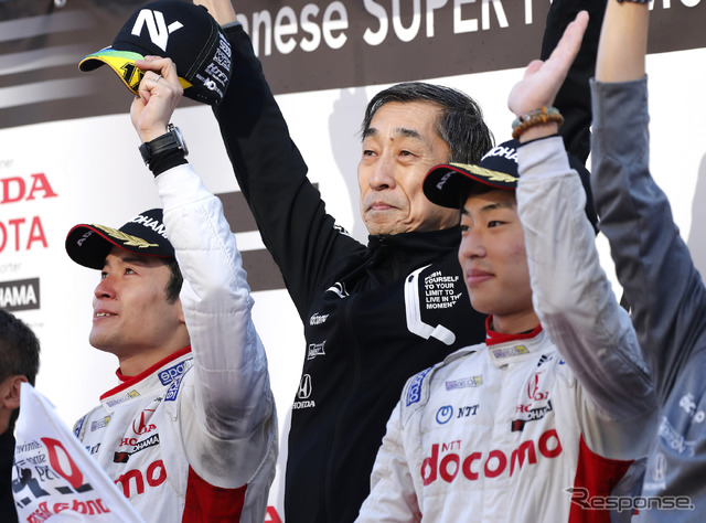 チーム部門タイトルは山本尚貴(左)と福住仁嶺(右)を擁すDOCOMOダンディライアンが獲得(中央は陣営を率いてきた村岡潔氏)。