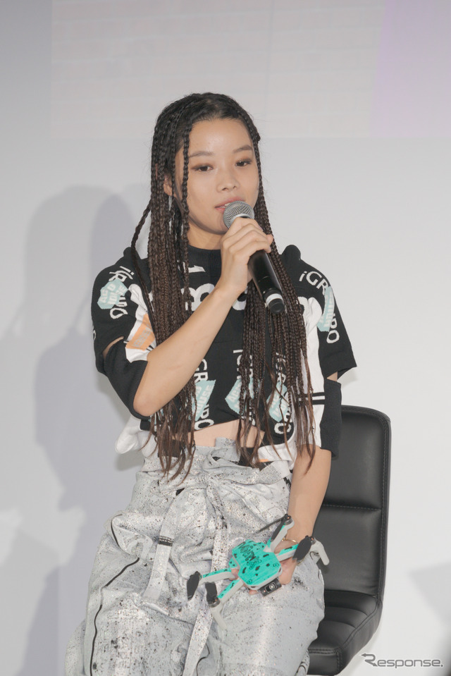 オリジナルムービーの楽曲提供を行った、xiangyu(しゃんゆー)氏。ムービーにも登場している。