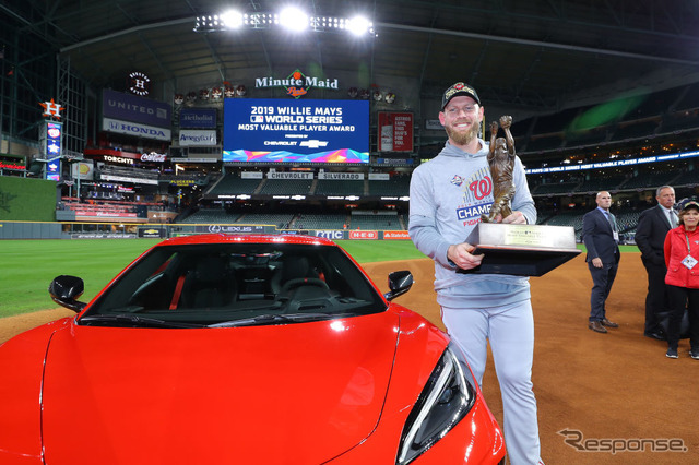 コルベット・スティングレイ新型をMLBワールドシリーズMVP、ストラスバーグ投手に贈呈。