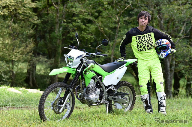 KLX230と筆者(青木タカオ)