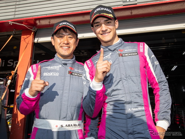 GT300ポール獲得の荒(左)とパロウ(右)。