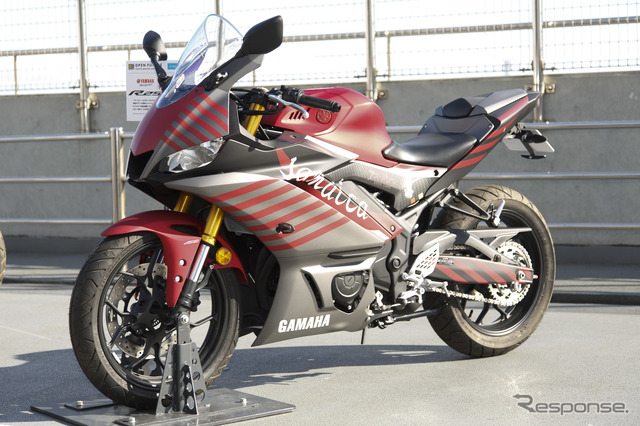 ヤマハYZF-R25×アズールレーン(東京モーターショー2019)