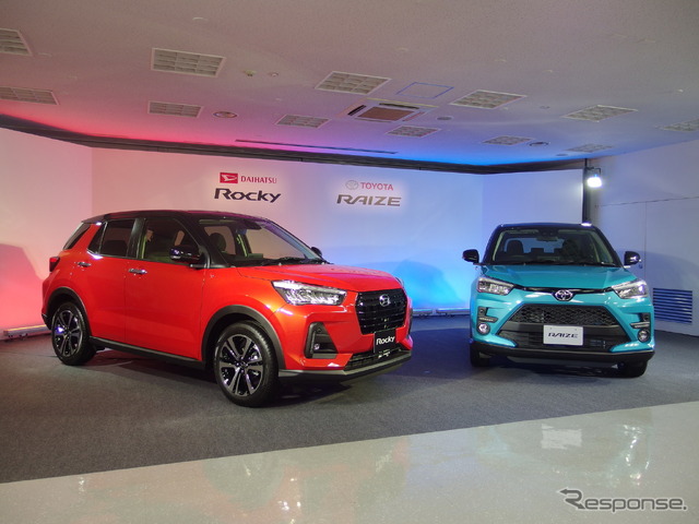 ダイハツ・ロッキー新型(赤)と、トヨタへOEM供給されるトヨタ・ライズ。