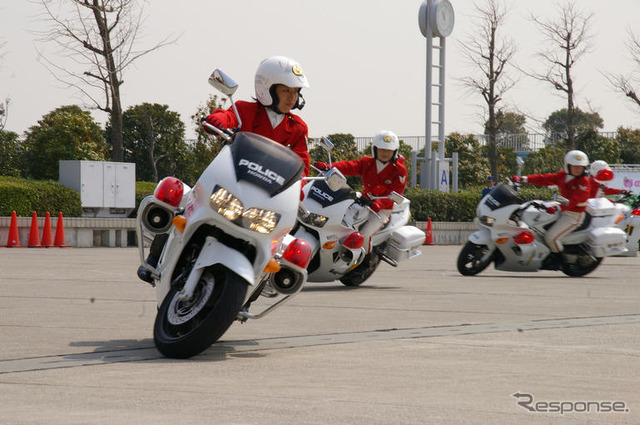 【東京モーターサイクルショー08】写真蔵…警視庁 女性白バイ隊の模範走行