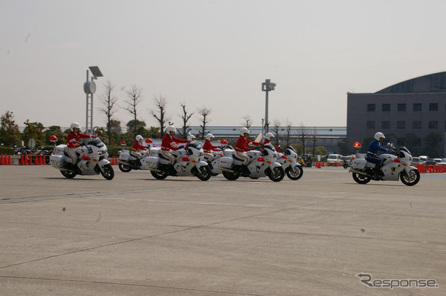 【東京モーターサイクルショー08】写真蔵…警視庁 女性白バイ隊の模範走行