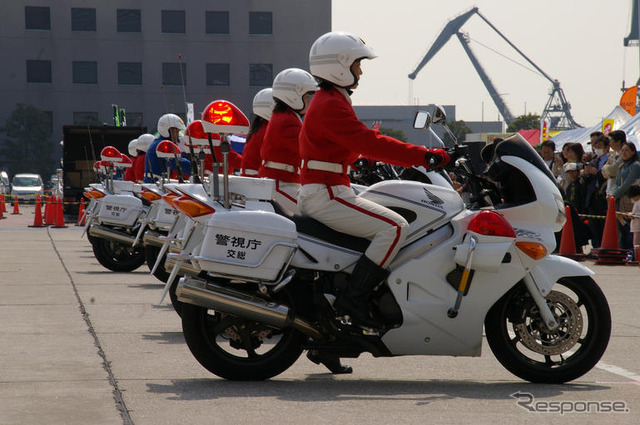 【東京モーターサイクルショー08】写真蔵…警視庁 女性白バイ隊の模範走行