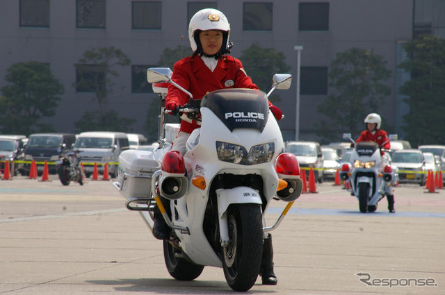 【東京モーターサイクルショー08】写真蔵…警視庁 女性白バイ隊の模範走行