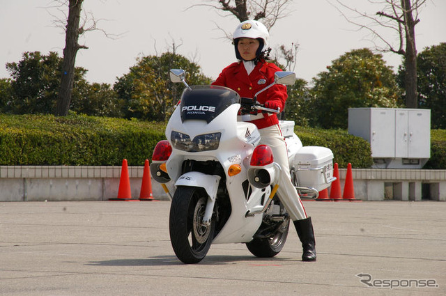 【東京モーターサイクルショー08】写真蔵…警視庁 女性白バイ隊の模範走行