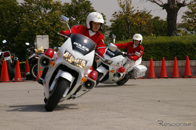 【東京モーターサイクルショー08】写真蔵…警視庁 女性白バイ隊の模範走行