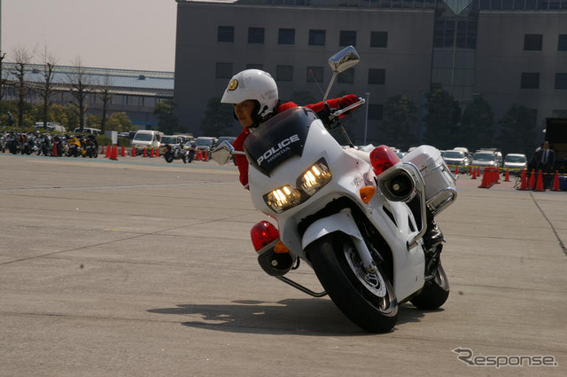 【東京モーターサイクルショー08】写真蔵…警視庁 女性白バイ隊の模範走行