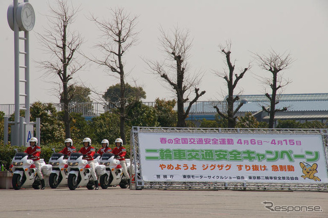 【東京モーターサイクルショー08】写真蔵…警視庁 女性白バイ隊の模範走行