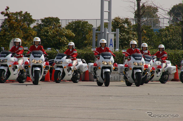 【東京モーターサイクルショー08】写真蔵…警視庁 女性白バイ隊の模範走行