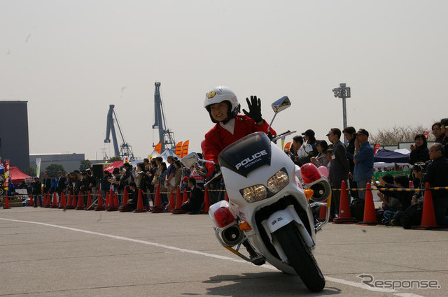 【東京モーターサイクルショー08】写真蔵…警視庁 女性白バイ隊の模範走行