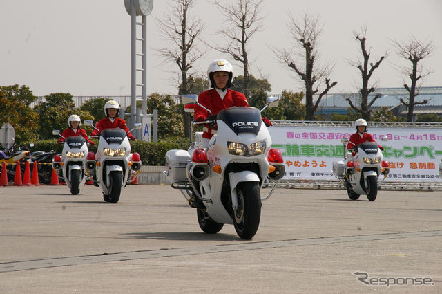 【東京モーターサイクルショー08】写真蔵…警視庁 女性白バイ隊の模範走行