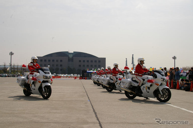 【東京モーターサイクルショー08】写真蔵…警視庁 女性白バイ隊の模範走行