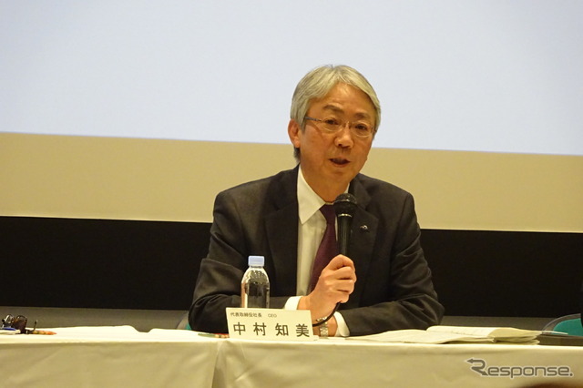 決算を発表するスバルの中村知美社長