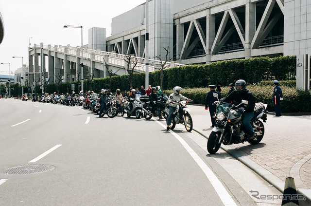【東京モーターサイクルショー08】来場者増加で駐車場にもバイクの行列
