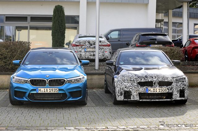 BMW M5セダン 従来型（左）と改良新型プロトタイプ（右）
