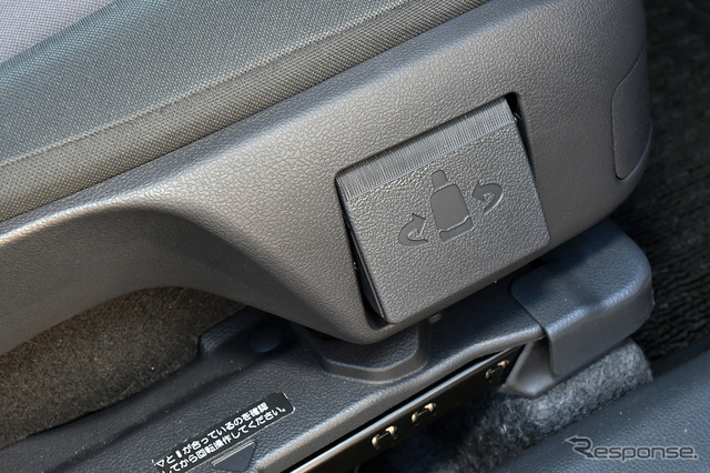 トヨタ ヤリス 新型 ターンチルトシート(プロトタイプ)