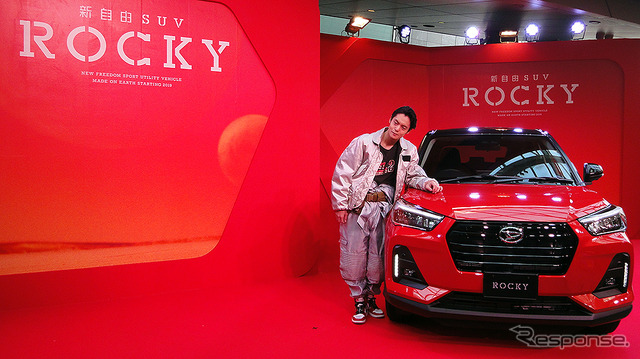 ダイハツ 新型コンパクトSUV『Rocky』ロッキー CMに登場する窪田正孝が実車レポート生CMに挑戦