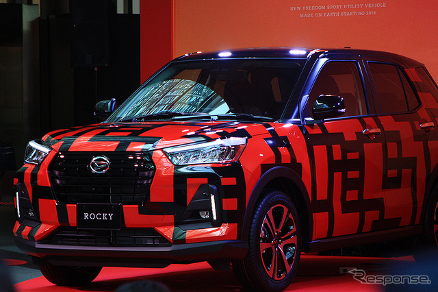 ダイハツ 新型コンパクトSUV『Rocky』ロッキー CMに登場する窪田正孝が実車レポート生CMに挑戦