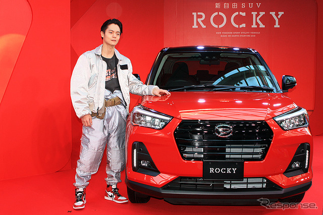 ダイハツ 新型コンパクトSUV『Rocky』ロッキー CMに登場する窪田正孝が実車レポート生CMに挑戦