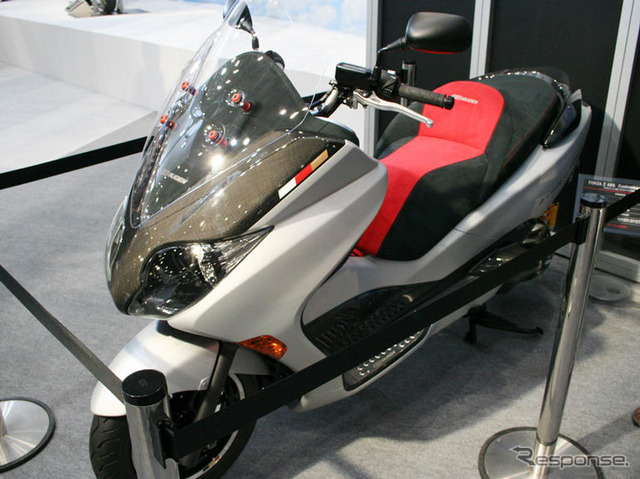 【東京モーターサイクルショウ08】ビックサイズが人気のホンダブース