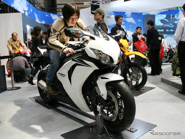 【東京モーターサイクルショウ08】ビックサイズが人気のホンダブース