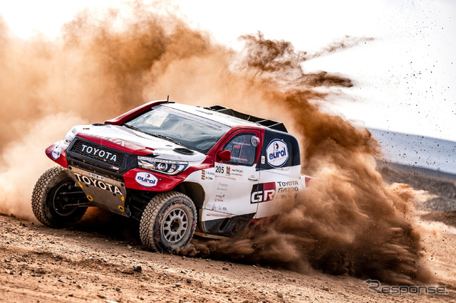 2019年アル・ウラ・ネオム・クロスカントリーラリーを走るアロンソ(トヨタHILUX)。