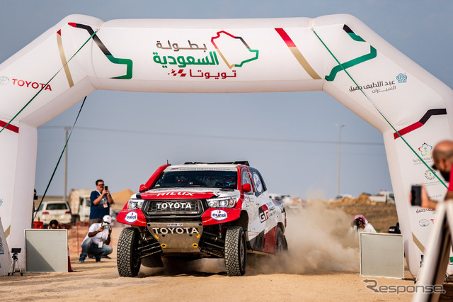 2019年アル・ウラ・ネオム・クロスカントリーラリーを走るアロンソ(トヨタHILUX)。