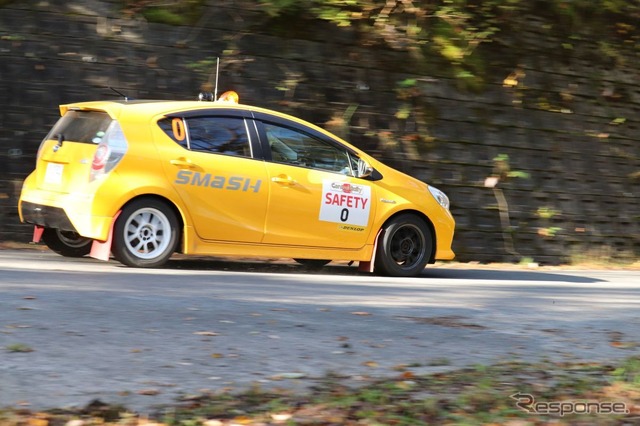 0カーが通過すると、競技車両がやってくる