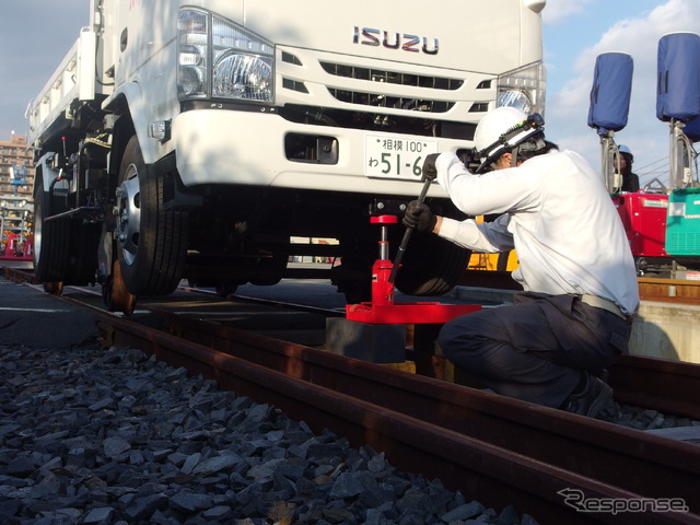 脱線した場合に、ジャッキで車体を持ち上げスライドさせる。写真は“脱線”状態にするためにジャッキアップしているところ。