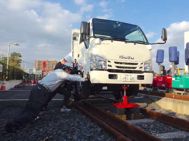 脱線した場合に、ジャッキで車体を持ち上げスライドさせる。写真は“脱線”状態にするためにスライドさせているところ。