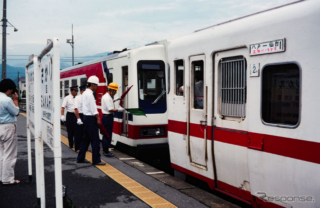 鉄道時代の大船渡線盛駅。写真は1989年8月、仙台から東北本線~気仙沼線~大船渡線~三陸鉄道(旧南リアス線)~山田線~三陸鉄道(旧北リアス線)~八戸線を経由して八戸まで運行された臨時列車『三陸パノラマ号』のもの。三陸鉄道内は同鉄道の36形気動車に併結され、盛駅ではその作業を見ることができた。
