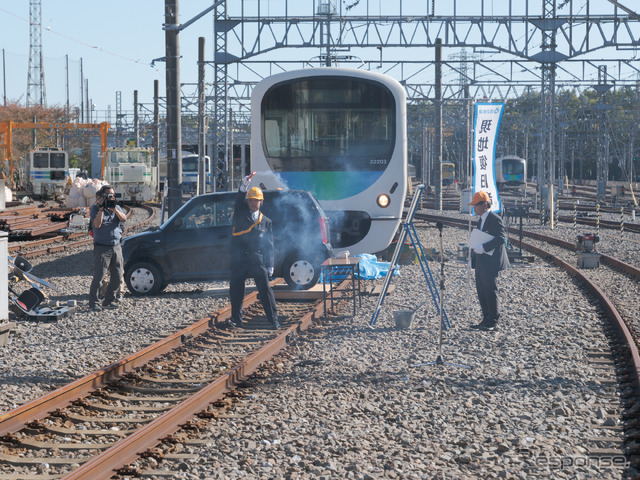 発煙筒を使って、対向列車に警告をする。