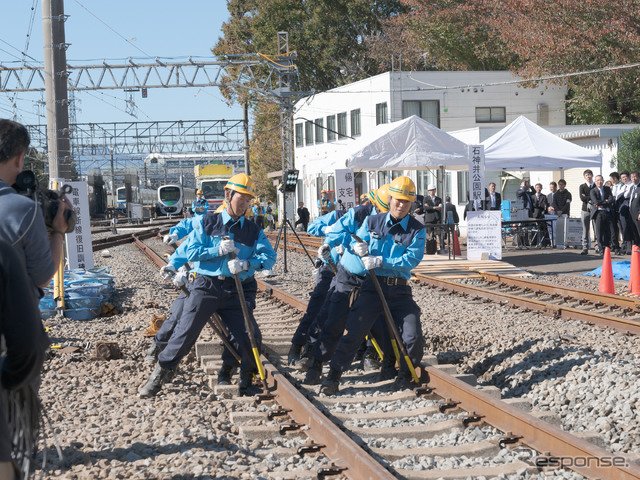 線路の復旧については工務部が担当。線路の歪みは複数人が力を合わせて、テコで動かすといった作業もある。