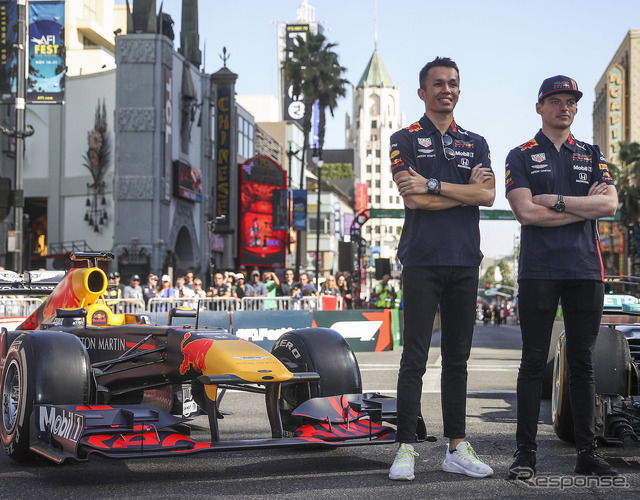 来季もアルボン(左)がレッドブルに残留、フェルスタッペン(右)とコンビを組む(写真のレッドブルF1マシンはデモ用の旧型車)。