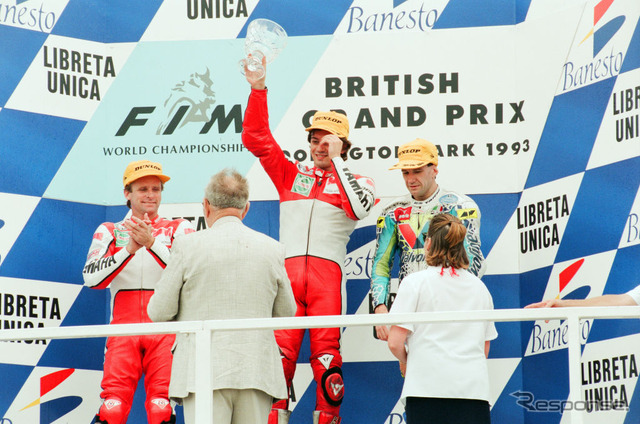 1993年イギリスGP 2位のウェイン・レイニー（向かって左）。優勝はルカ・カダローラ、3位はニール・マッケンジー